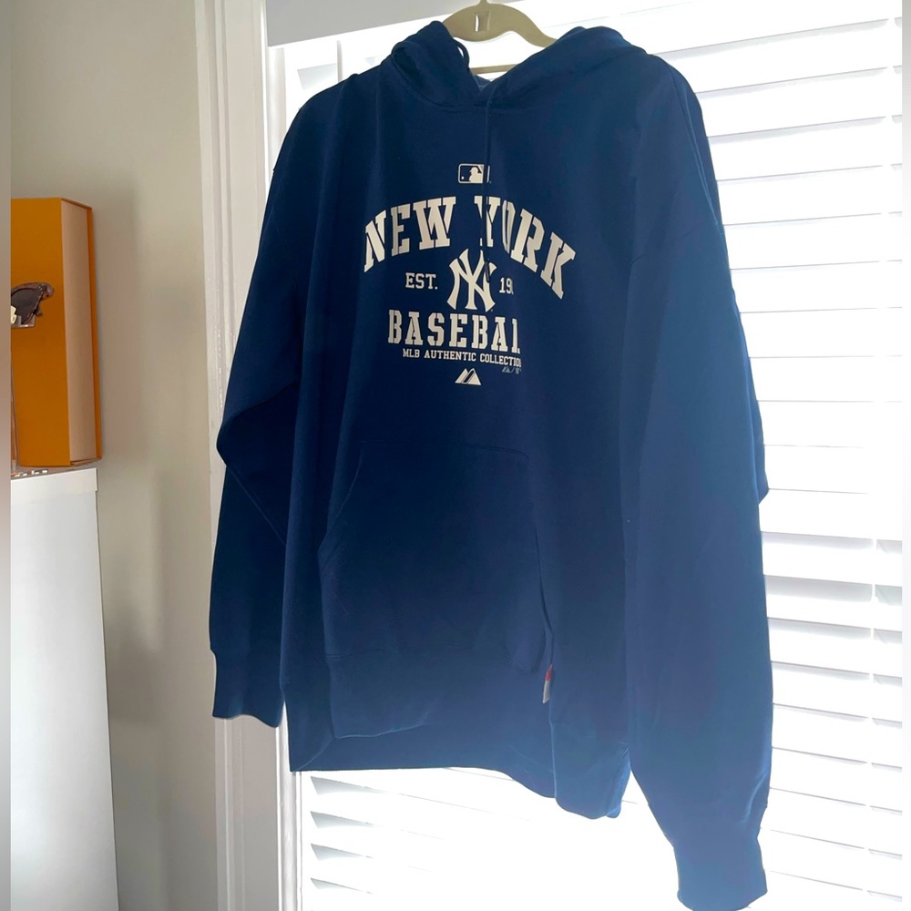 NYY sweatshirt